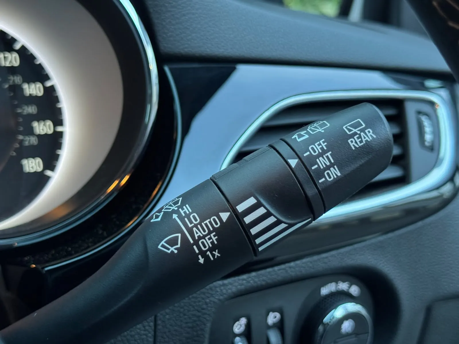 2018 Vauxhall Astra, photo 25 of 34